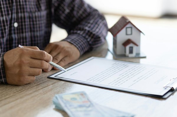 Assurance groupe : est-ce une meilleure option pour un prêt immobilier ?